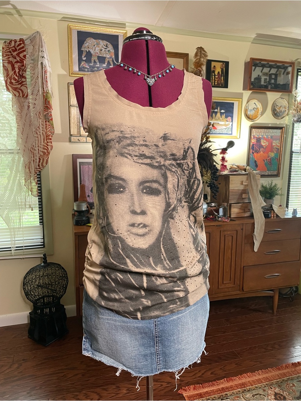 Graphic Beige Women's Sleeveless Tank Top with Portrait Print